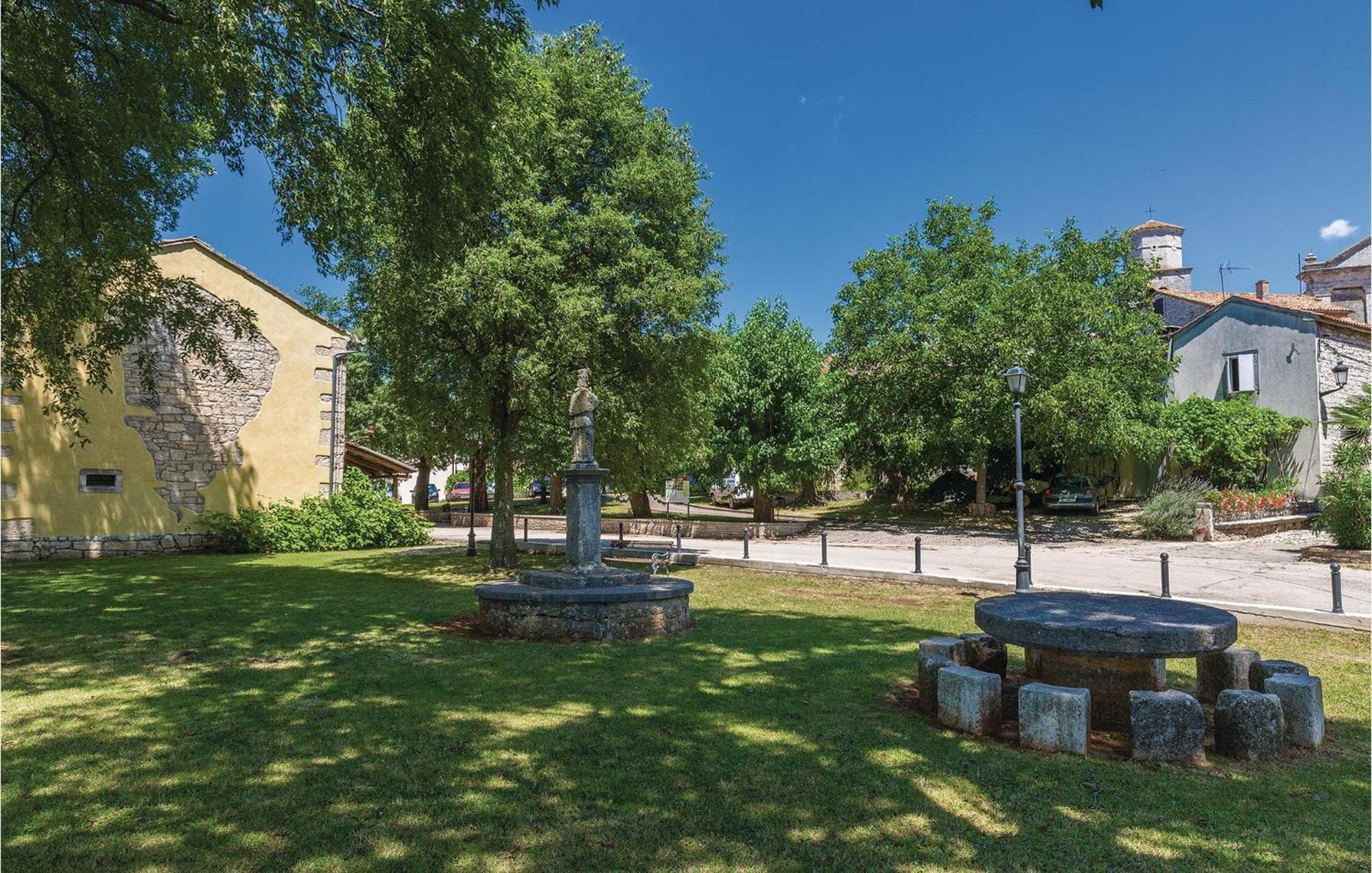 Cozy Home In Tinjan With Outdoor Swimming Pool Εξωτερικό φωτογραφία